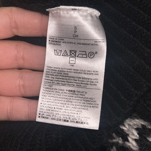 Black Light Grey Banana Republic Sweater Italian yarn material - Picture 5 of 6